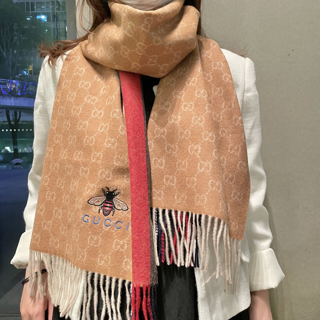 Gucci最新情侣款🐝精选高原山羊绒💪🏻打造今年秋冬最美的💁 拼色的条纹设计💋搭配时下最流行的小蜜蜂元素