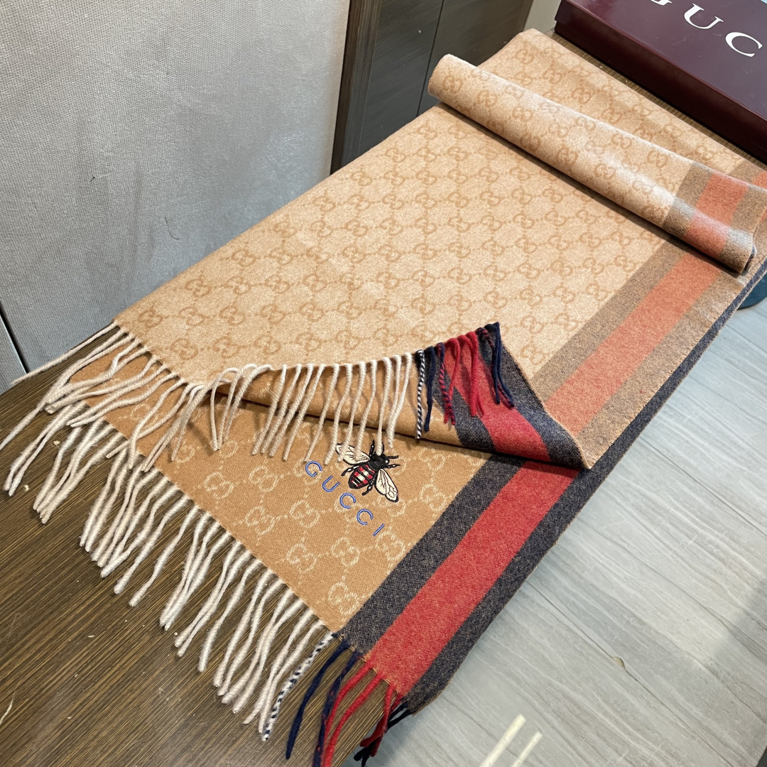 Gucci最新情侣款🐝精选高原山羊绒💪🏻打造今年秋冬最美的💁 拼色的条纹设计💋搭配时下最流行的小蜜蜂元素