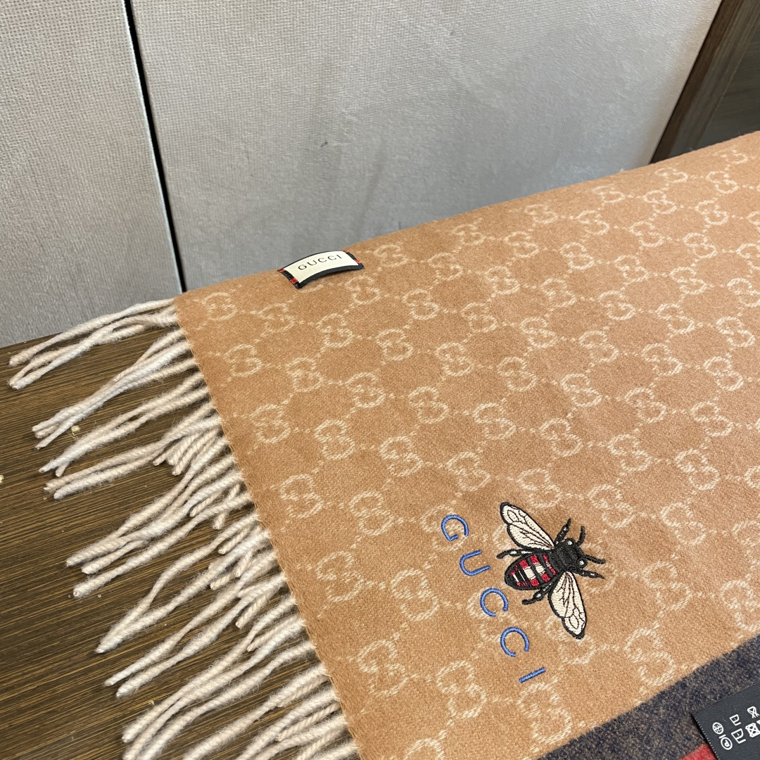 Gucci最新情侣款🐝精选高原山羊绒💪🏻打造今年秋冬最美的💁 拼色的条纹设计💋搭配时下最流行的小蜜蜂元素