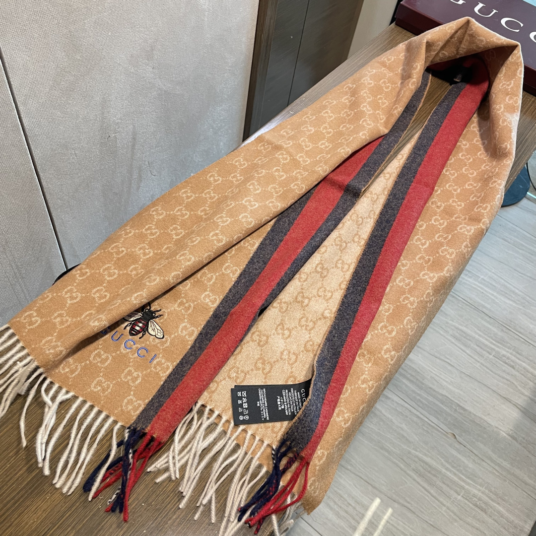 Gucci最新情侣款🐝精选高原山羊绒💪🏻打造今年秋冬最美的💁 拼色的条纹设计💋搭配时下最流行的小蜜蜂元素