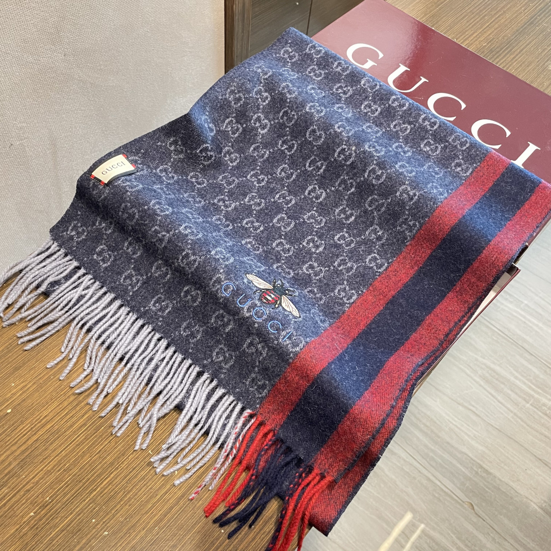 Gucci最新情侣款🐝精选高原山羊绒💪🏻打造今年秋冬最美的💁 拼色的条纹设计💋搭配时下最流行的小蜜蜂元素