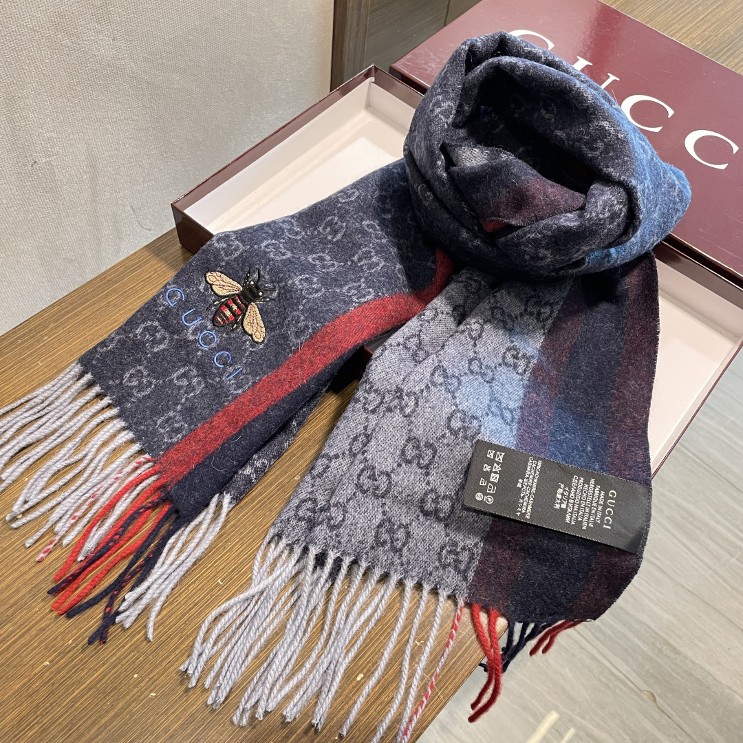 Gucci最新情侣款🐝精选高原山羊绒💪🏻打造今年秋冬最美的💁 拼色的条纹设计💋搭配时下最流行的小蜜蜂元素