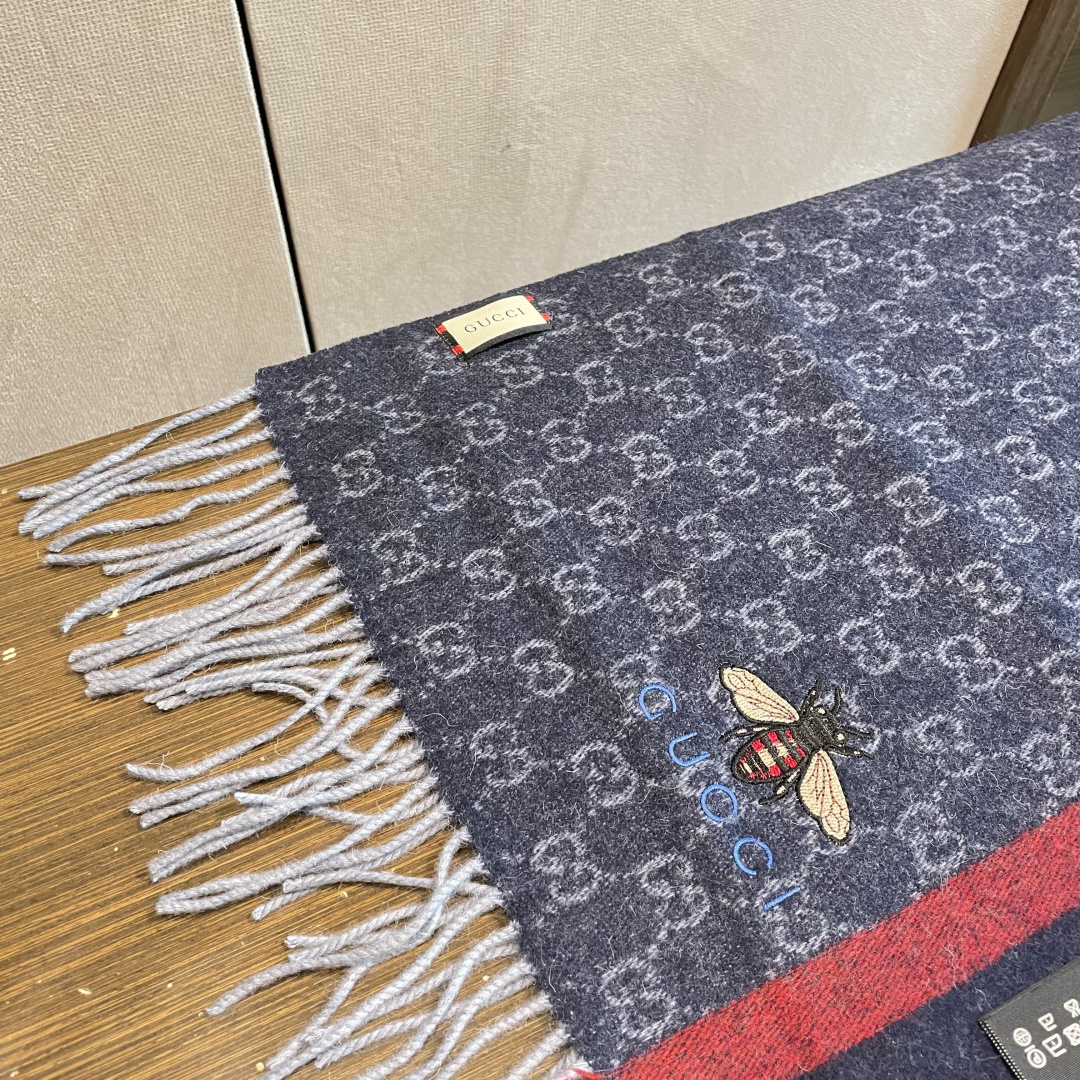 Gucci最新情侣款🐝精选高原山羊绒💪🏻打造今年秋冬最美的💁 拼色的条纹设计💋搭配时下最流行的小蜜蜂元素