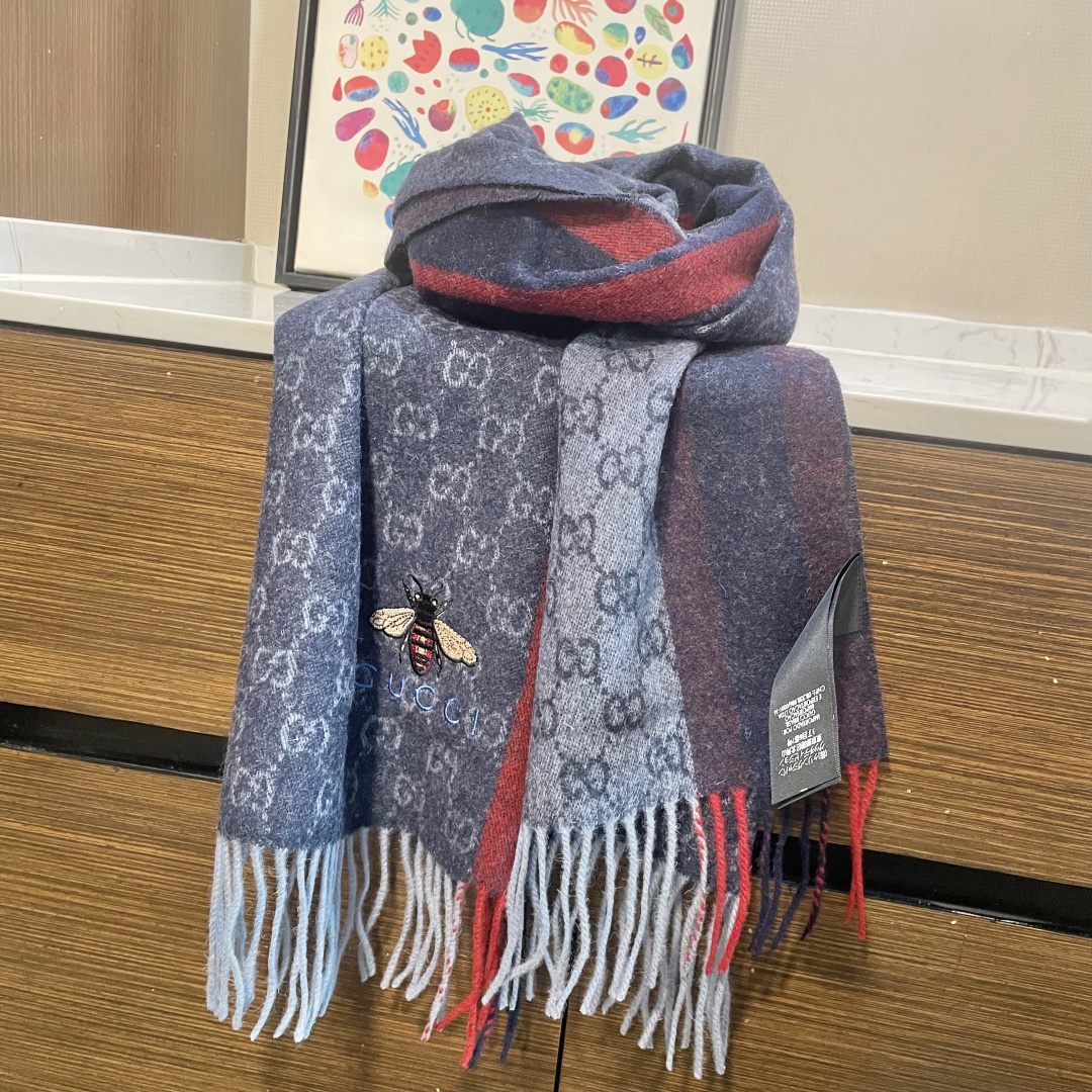 Gucci最新情侣款🐝精选高原山羊绒💪🏻打造今年秋冬最美的💁 拼色的条纹设计💋搭配时下最流行的小蜜蜂元素