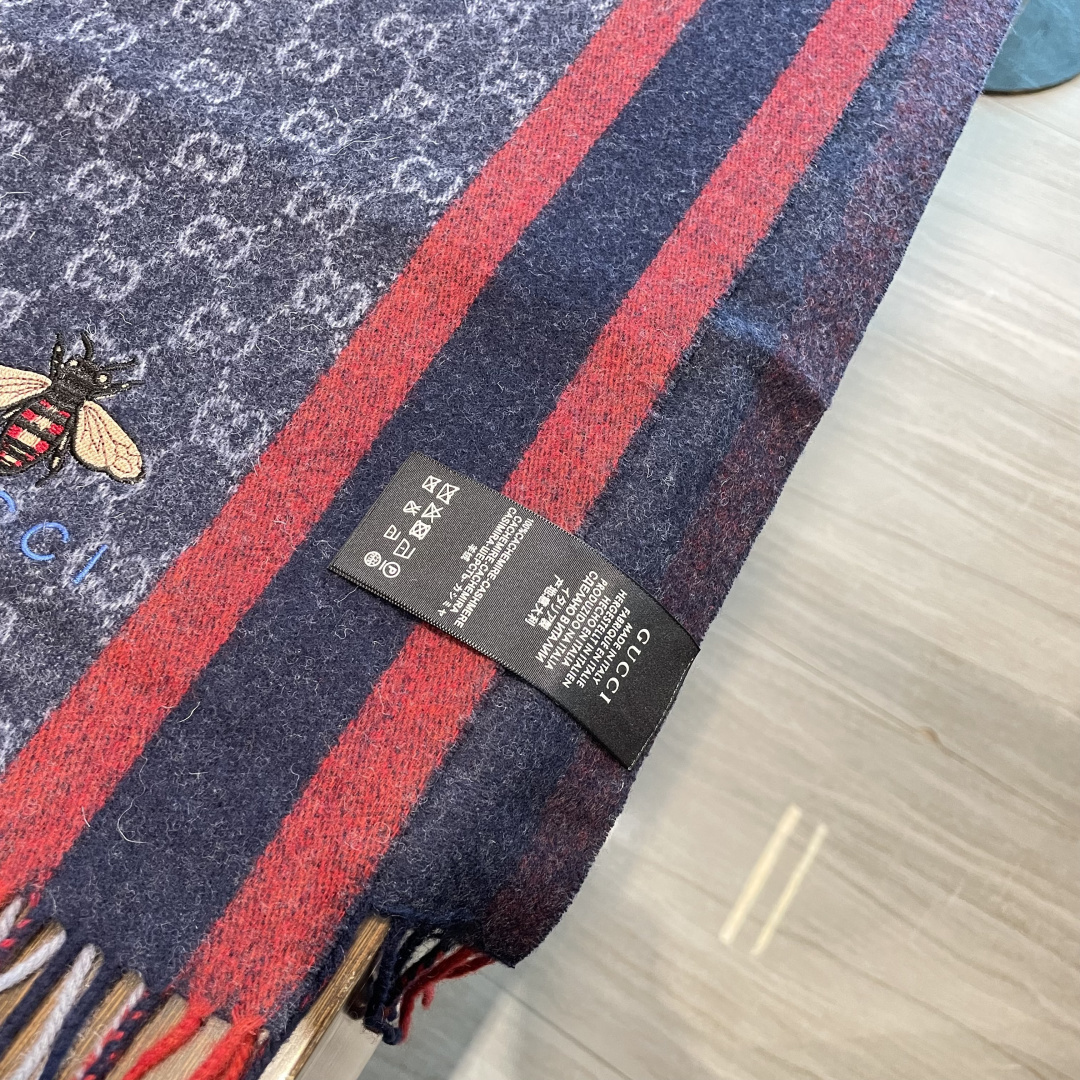 Gucci最新情侣款🐝精选高原山羊绒💪🏻打造今年秋冬最美的💁 拼色的条纹设计💋搭配时下最流行的小蜜蜂元素