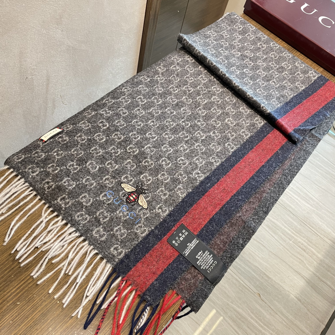 Gucci最新情侣款🐝精选高原山羊绒💪🏻打造今年秋冬最美的💁 拼色的条纹设计💋搭配时下最流行的小蜜蜂元素