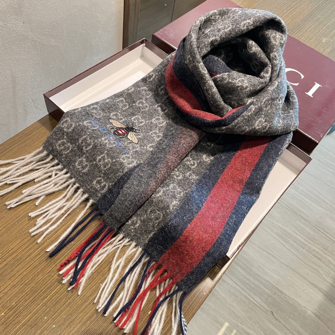 Gucci最新情侣款🐝精选高原山羊绒💪🏻打造今年秋冬最美的💁 拼色的条纹设计💋搭配时下最流行的小蜜蜂元素