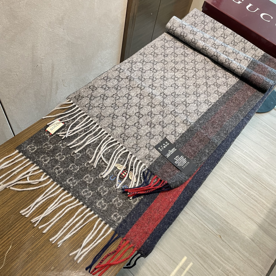 Gucci最新情侣款🐝精选高原山羊绒💪🏻打造今年秋冬最美的💁 拼色的条纹设计💋搭配时下最流行的小蜜蜂元素