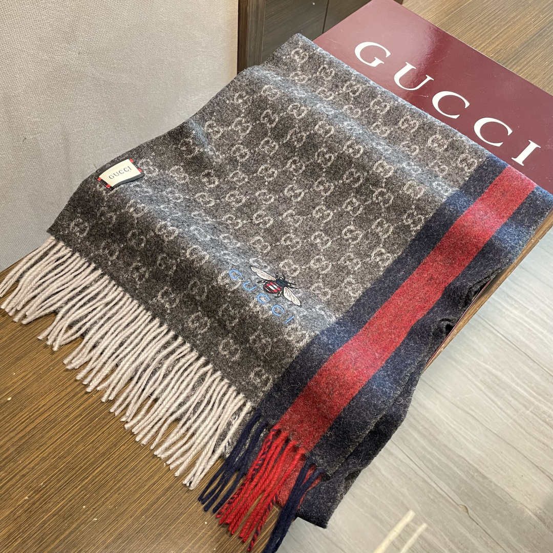 Gucci最新情侣款🐝精选高原山羊绒💪🏻打造今年秋冬最美的💁 拼色的条纹设计💋搭配时下最流行的小蜜蜂元素