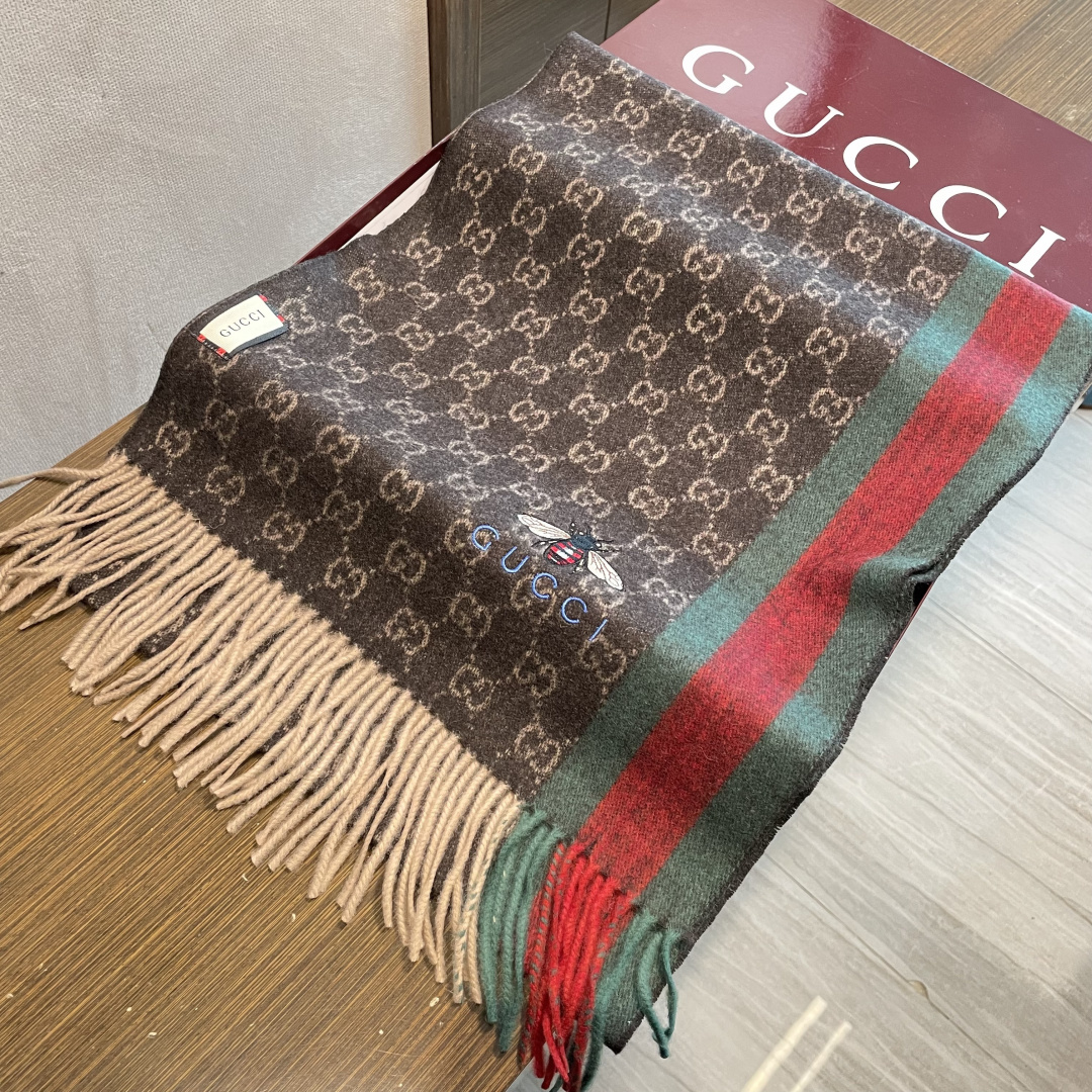 Gucci最新情侣款🐝精选高原山羊绒💪🏻打造今年秋冬最美的💁 拼色的条纹设计💋搭配时下最流行的小蜜蜂元素