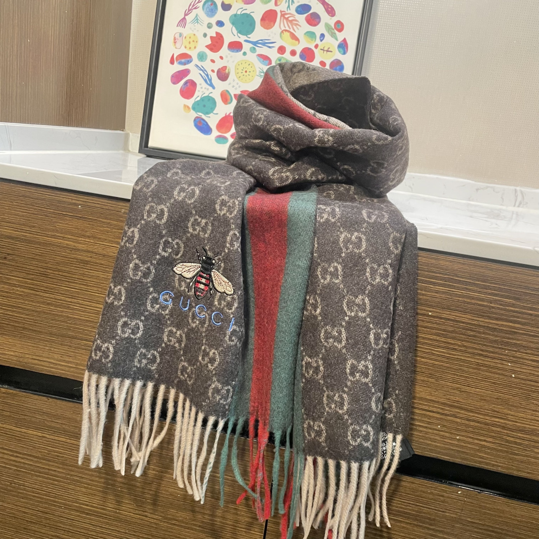 Gucci最新情侣款🐝精选高原山羊绒💪🏻打造今年秋冬最美的💁 拼色的条纹设计💋搭配时下最流行的小蜜蜂元素