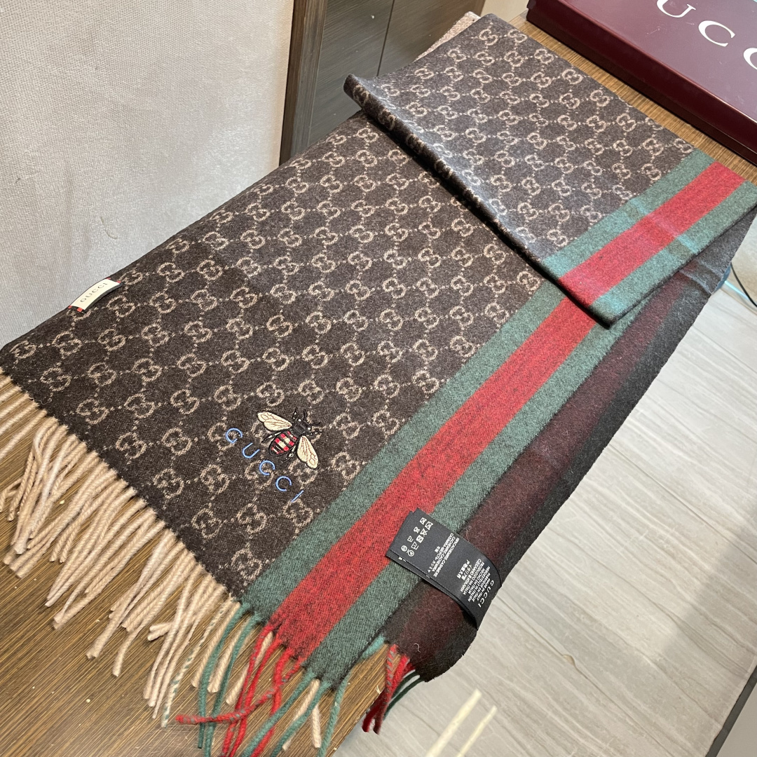 Gucci最新情侣款🐝精选高原山羊绒💪🏻打造今年秋冬最美的💁 拼色的条纹设计💋搭配时下最流行的小蜜蜂元素