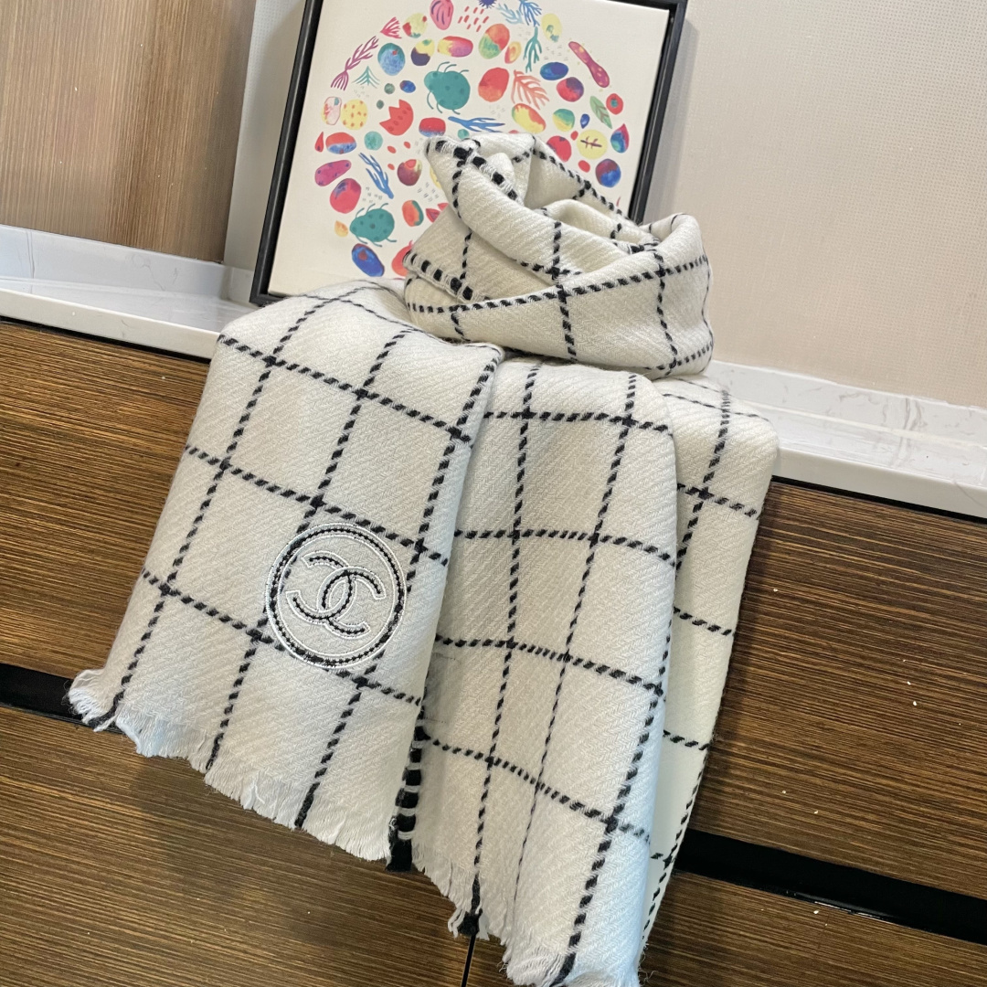 香奈儿新款格纹围巾披肩，银线拼接时尚奢华品质上乘✨送人自用绝对高大上♨独家实物拍摄❗️所见所得，颜色超正