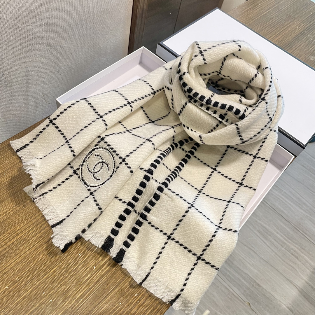 香奈儿新款格纹围巾披肩，银线拼接时尚奢华品质上乘✨送人自用绝对高大上♨独家实物拍摄❗️所见所得，颜色超正