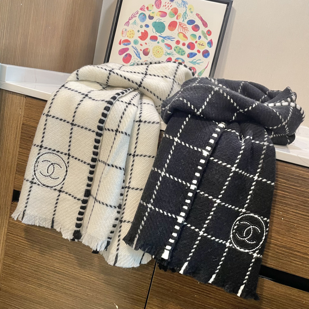 香奈儿新款格纹围巾披肩，银线拼接时尚奢华品质上乘✨送人自用绝对高大上♨独家实物拍摄❗️所见所得，颜色超正