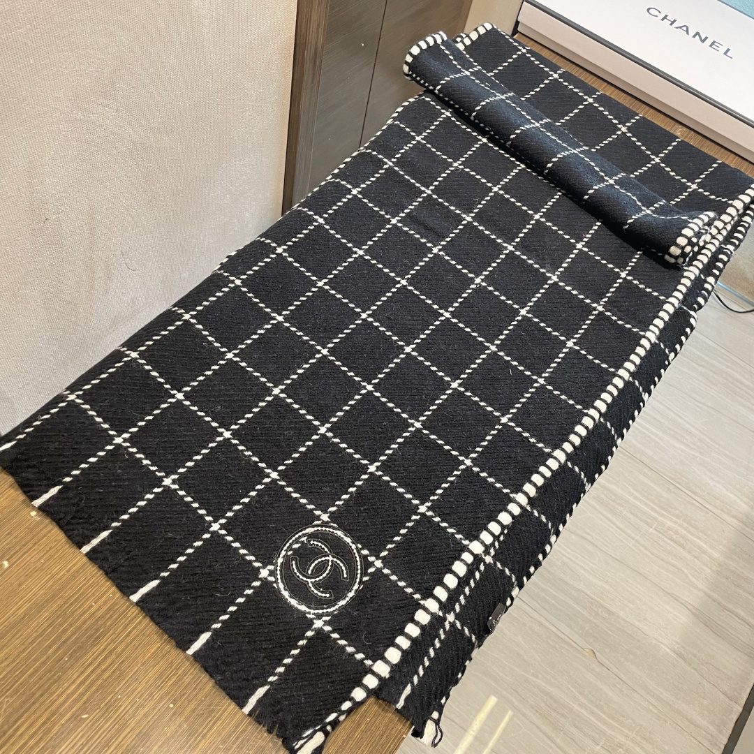 香奈儿新款格纹围巾披肩，银线拼接时尚奢华品质上乘✨送人自用绝对高大上♨独家实物拍摄❗️所见所得，颜色超正
