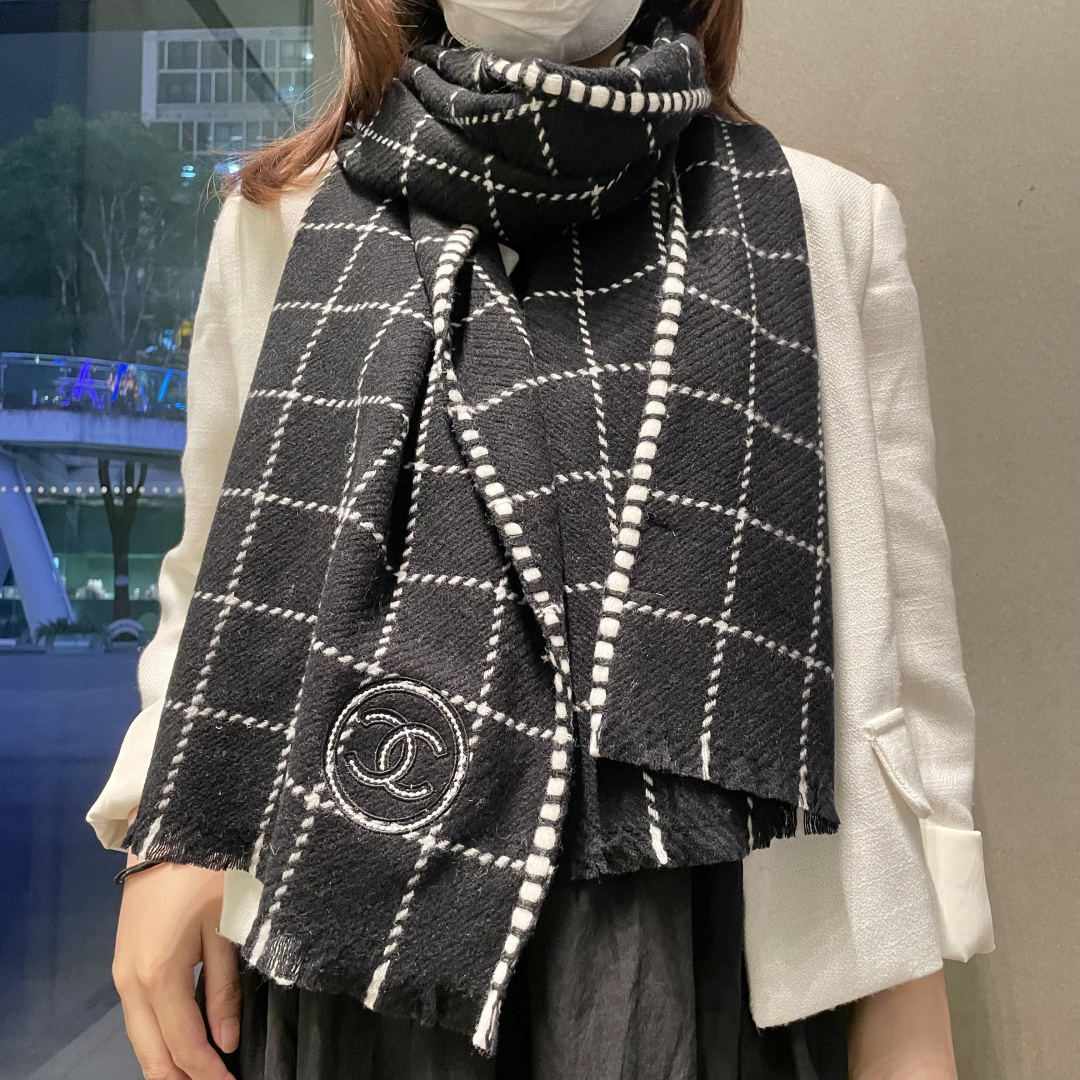 香奈儿新款格纹围巾披肩，银线拼接时尚奢华品质上乘✨送人自用绝对高大上♨独家实物拍摄❗️所见所得，颜色超正