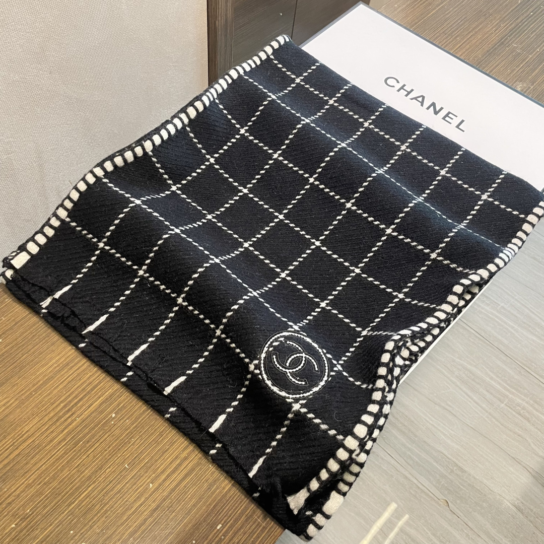 香奈儿新款格纹围巾披肩，银线拼接时尚奢华品质上乘✨送人自用绝对高大上♨独家实物拍摄❗️所见所得，颜色超正