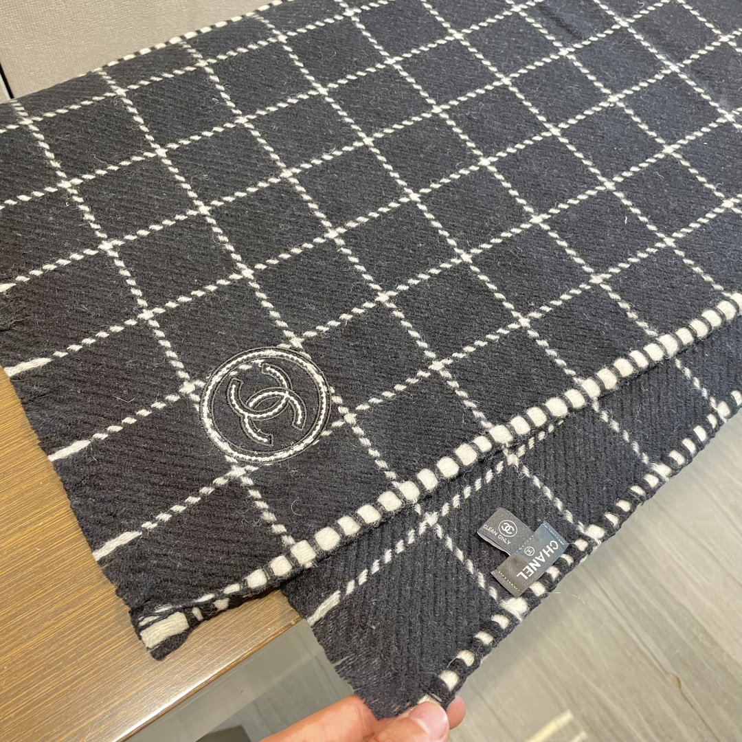 香奈儿新款格纹围巾披肩，银线拼接时尚奢华品质上乘✨送人自用绝对高大上♨独家实物拍摄❗️所见所得，颜色超正