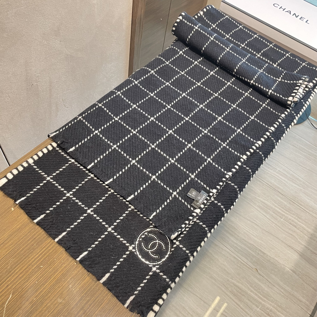 香奈儿新款格纹围巾披肩，银线拼接时尚奢华品质上乘✨送人自用绝对高大上♨独家实物拍摄❗️所见所得，颜色超正