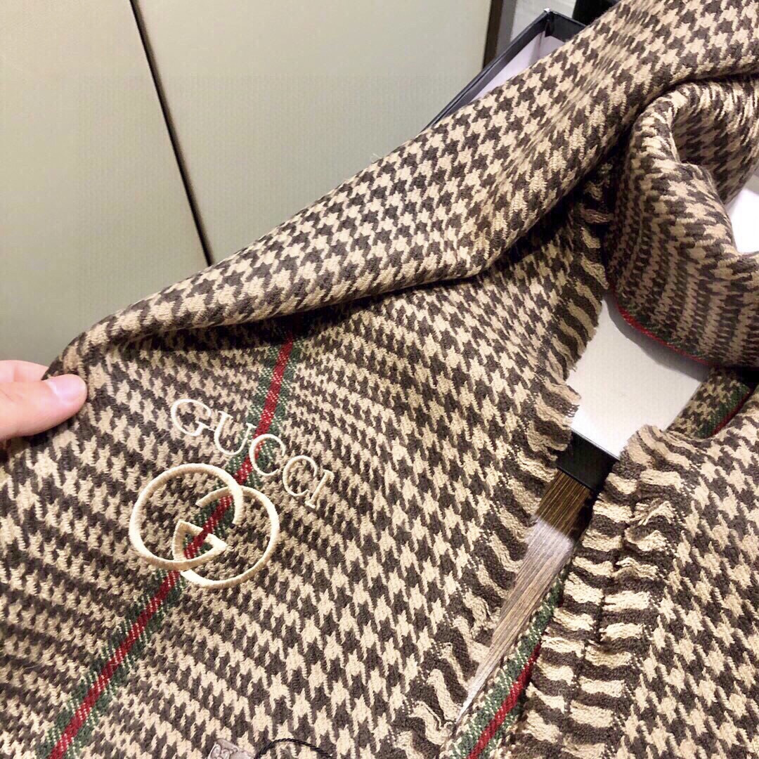 viP推荐👍Gucci2025 专柜最新款‼️。爆款哦 😘💍实物真心美 🎀千鸟格小蜜蜂🐝💓💃🏻无论设计都