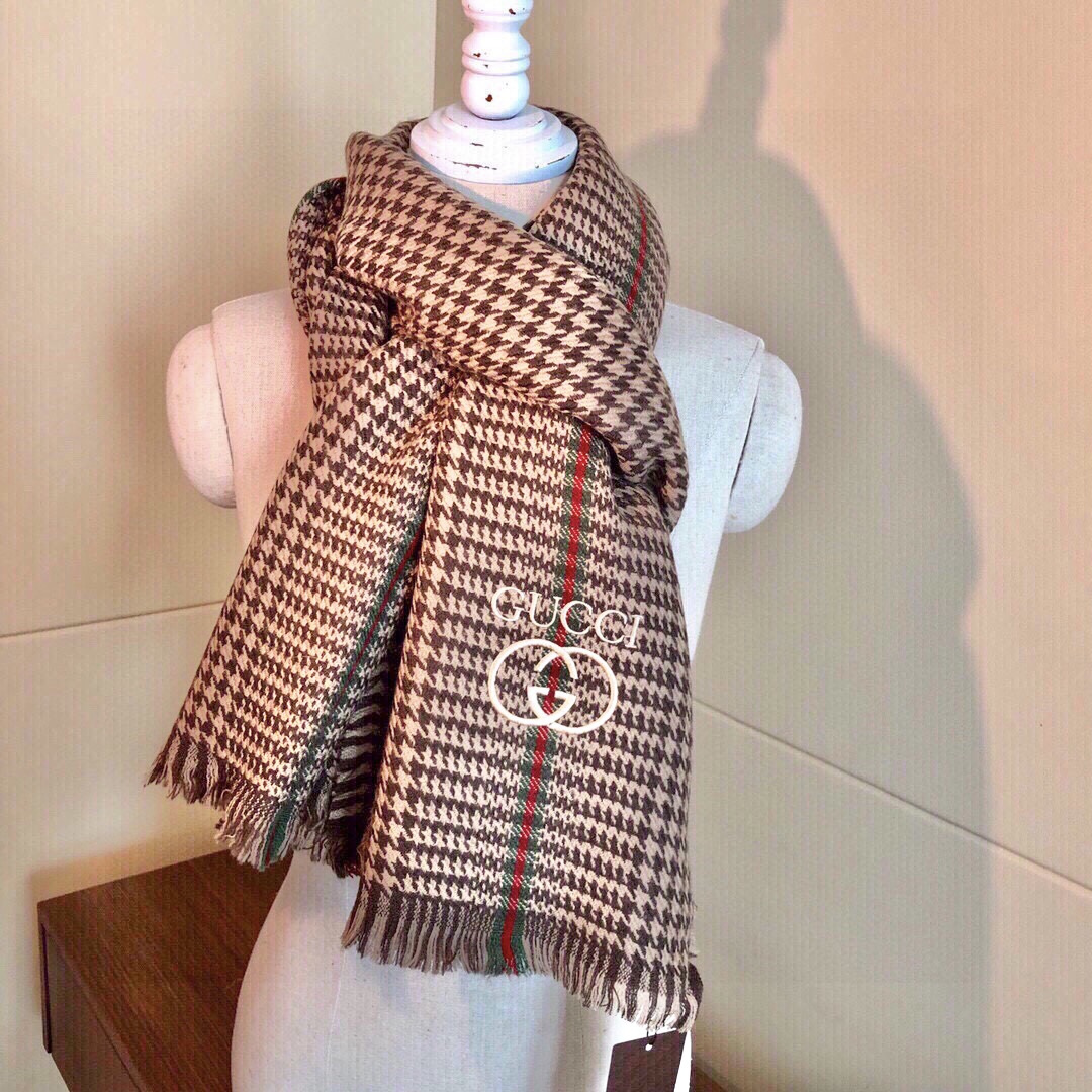 viP推荐👍Gucci2025 专柜最新款‼️。爆款哦 😘💍实物真心美 🎀千鸟格小蜜蜂🐝💓💃🏻无论设计都