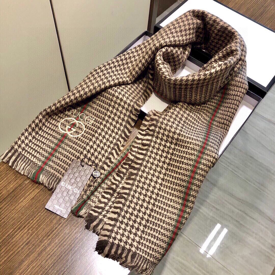 viP推荐👍Gucci2025 专柜最新款‼️。爆款哦 😘💍实物真心美 🎀千鸟格小蜜蜂🐝💓💃🏻无论设计都