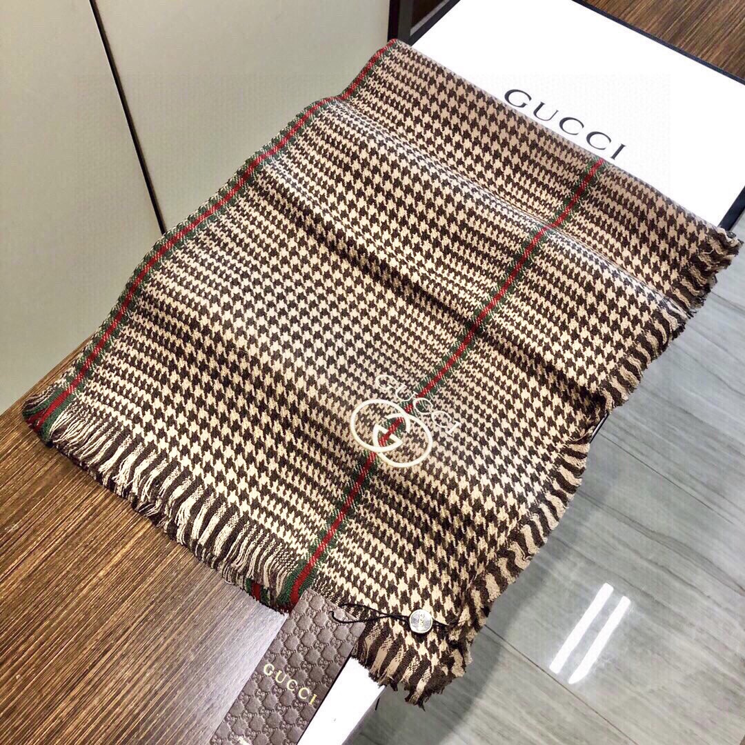 viP推荐👍Gucci2025 专柜最新款‼️。爆款哦 😘💍实物真心美 🎀千鸟格小蜜蜂🐝💓💃🏻无论设计都