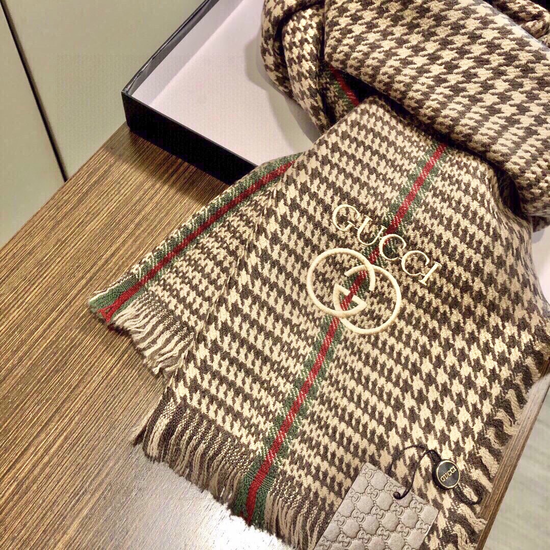 viP推荐👍Gucci2025 专柜最新款‼️。爆款哦 😘💍实物真心美 🎀千鸟格小蜜蜂🐝💓💃🏻无论设计都