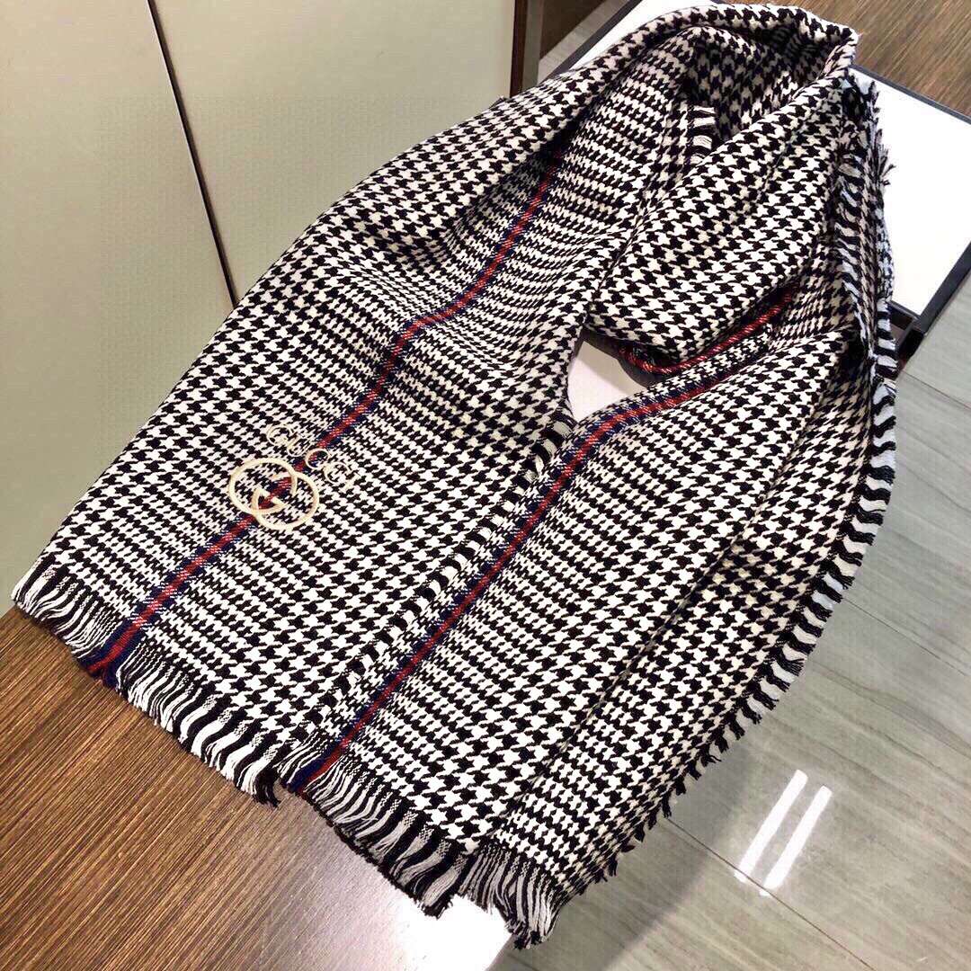 viP推荐👍Gucci2025 专柜最新款‼️。爆款哦 😘💍实物真心美 🎀千鸟格小蜜蜂🐝💓💃🏻无论设计都