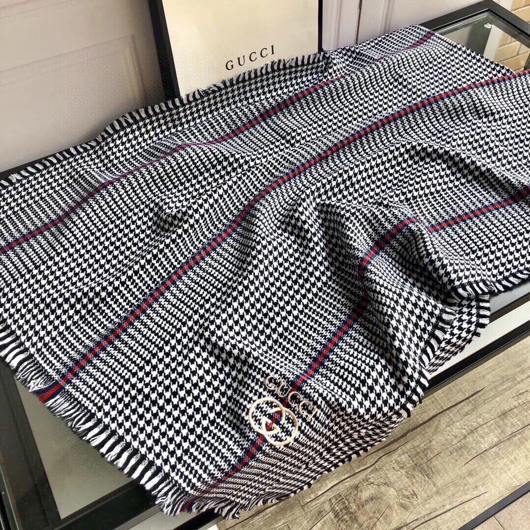 viP推荐👍Gucci2025 专柜最新款‼️。爆款哦 😘💍实物真心美 🎀千鸟格小蜜蜂🐝💓💃🏻无论设计都