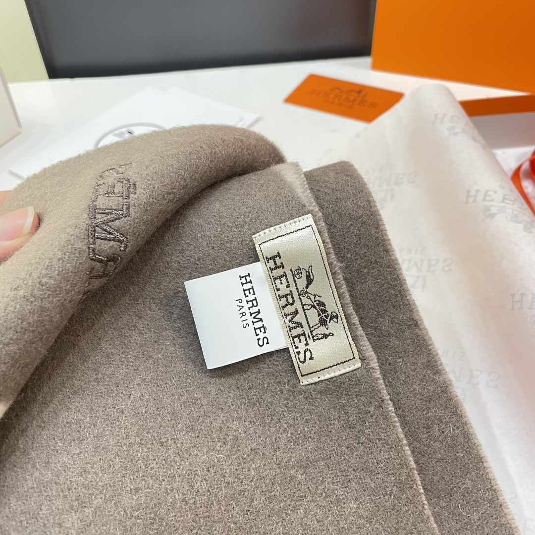 冲动秒杀款 爱马仕❗️男女👫同款双面围巾且买且珍惜羊绒款😍~都是出口订单所以比较难遇❤️东西讲究少而精😍