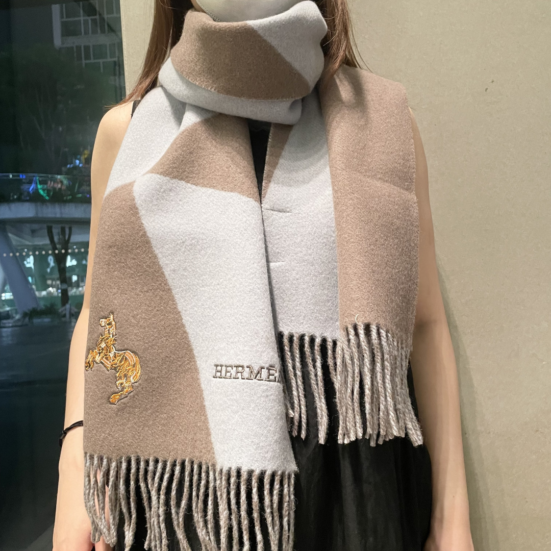 冲动秒杀款 爱马仕❗️男女👫同款双面围巾且买且珍惜羊绒款😍~都是出口订单所以比较难遇❤️东西讲究少而精😍