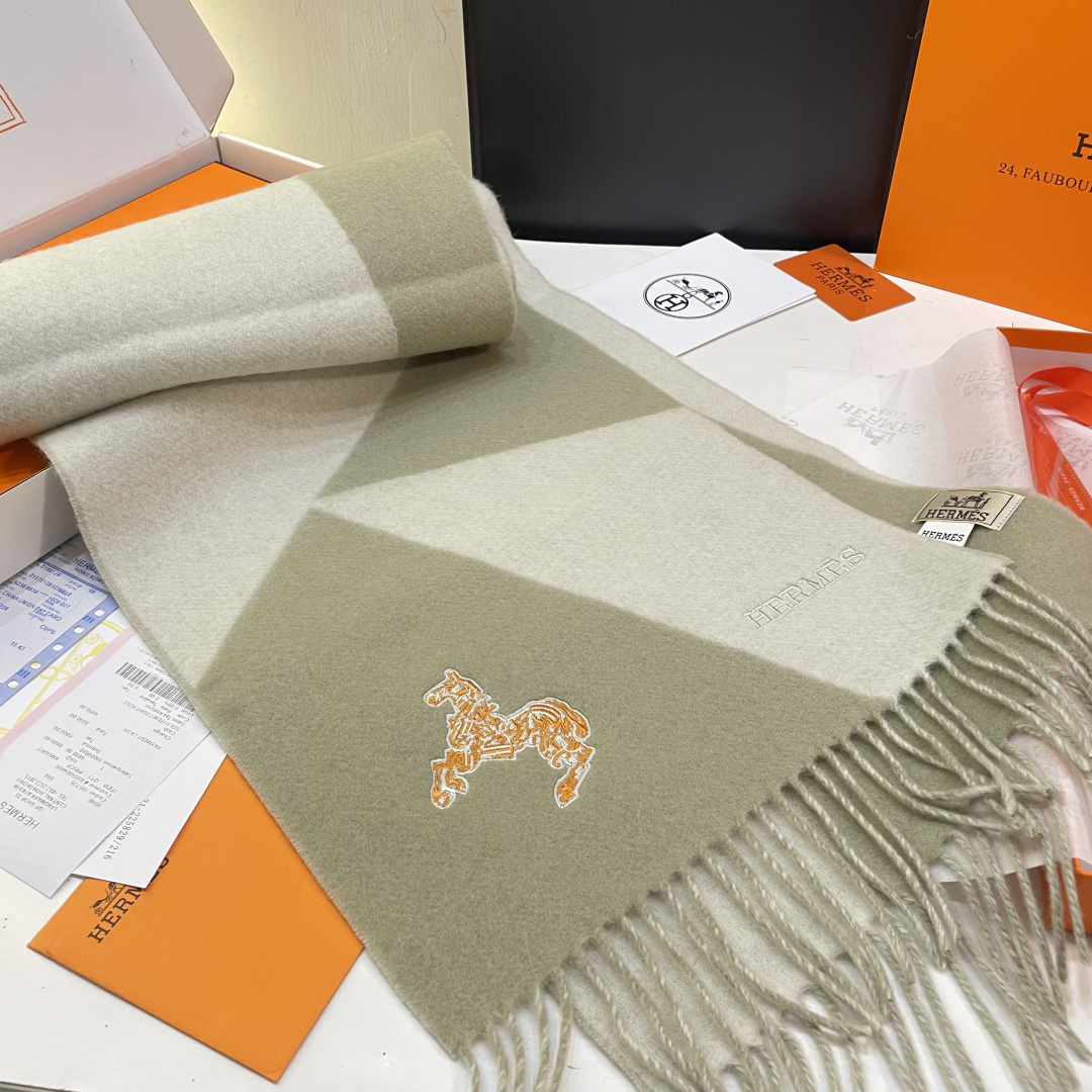 冲动秒杀款 爱马仕❗️男女👫同款双面围巾且买且珍惜羊绒款😍~都是出口订单所以比较难遇❤️东西讲究少而精😍