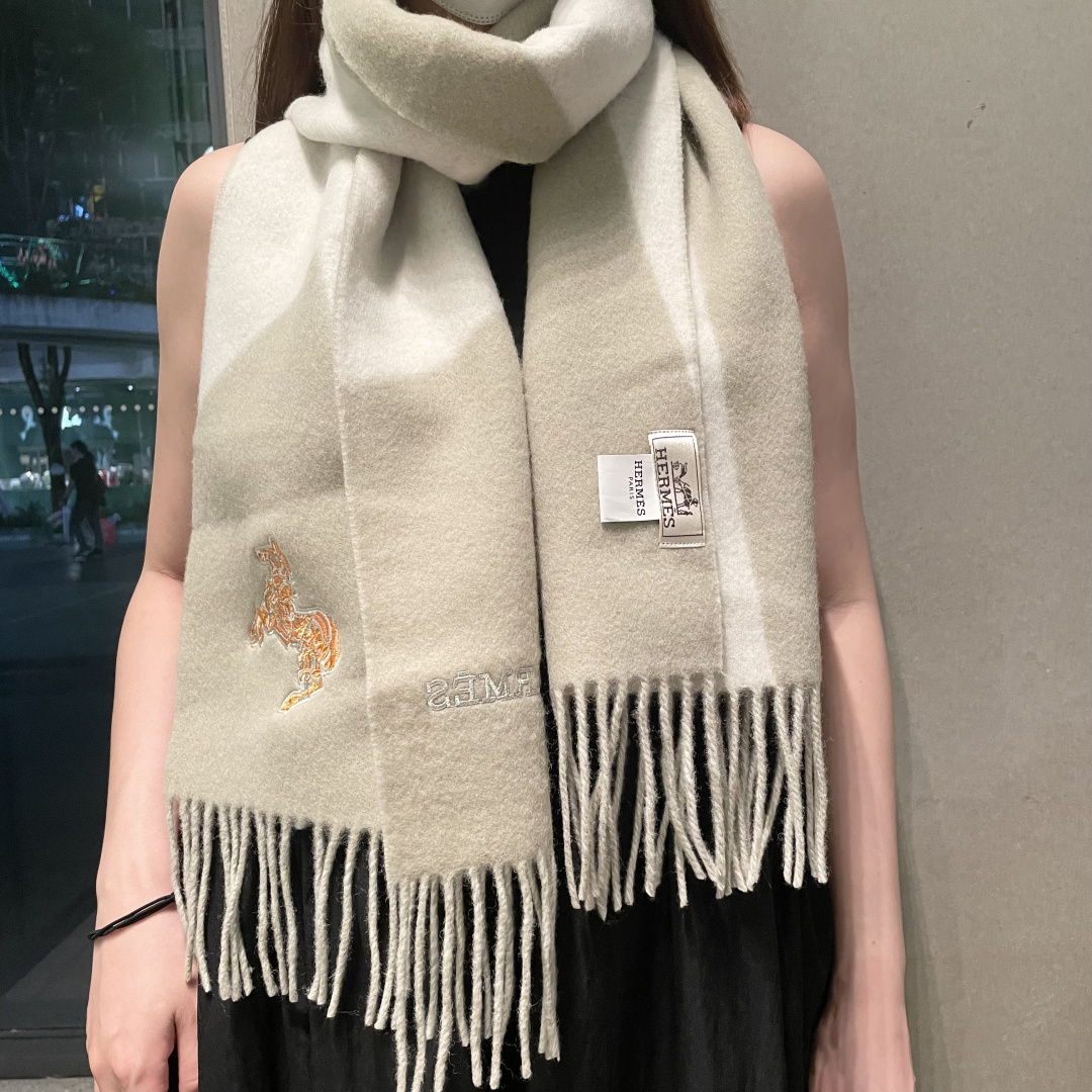 冲动秒杀款 爱马仕❗️男女👫同款双面围巾且买且珍惜羊绒款😍~都是出口订单所以比较难遇❤️东西讲究少而精😍