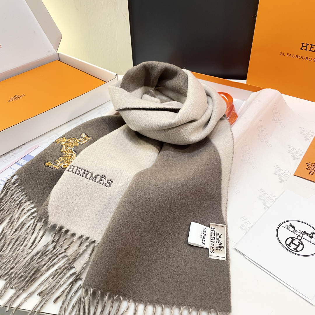 冲动秒杀款 爱马仕❗️男女👫同款双面围巾且买且珍惜羊绒款😍~都是出口订单所以比较难遇❤️东西讲究少而精😍
