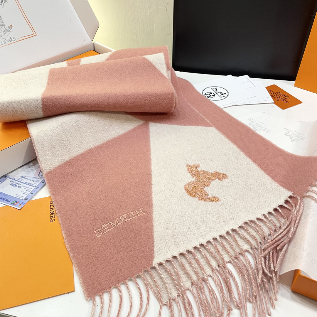 冲动秒杀款 爱马仕❗️男女👫同款双面围巾且买且珍惜羊绒款😍~都是出口订单所以比较难遇❤️东西讲究少而精😍