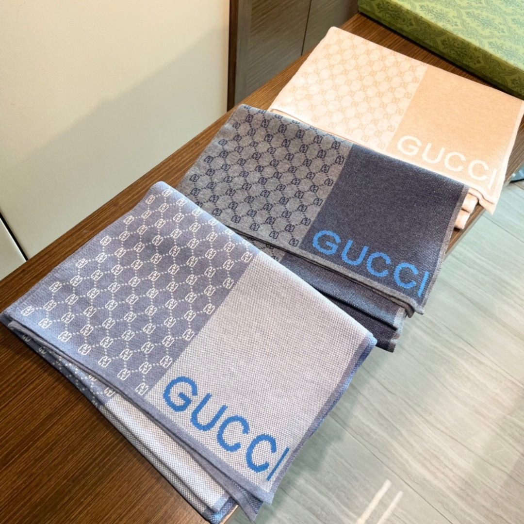 爆款到货古奇男女通用针织围巾👑柔和舒适的羊毛带来今季最温暖贴心呵护❤️最顶级的品质❤️羊绒线织出漂亮精致