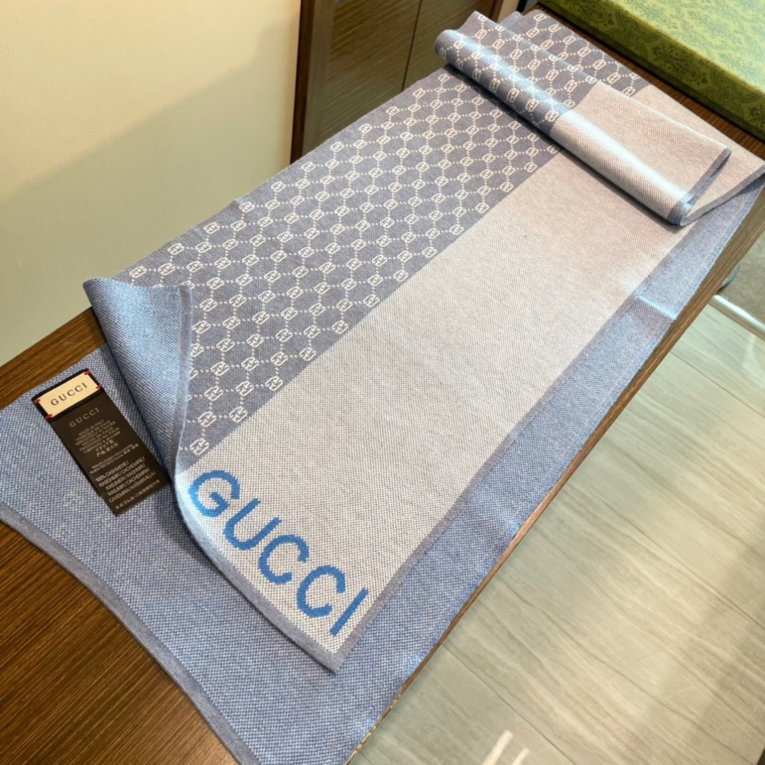 爆款到货古奇男女通用针织围巾👑柔和舒适的羊毛带来今季最温暖贴心呵护❤️最顶级的品质❤️羊绒线织出漂亮精致