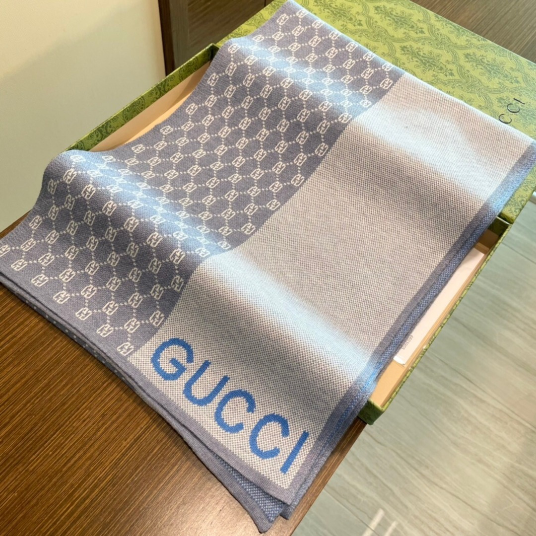 爆款到货古奇男女通用针织围巾👑柔和舒适的羊毛带来今季最温暖贴心呵护❤️最顶级的品质❤️羊绒线织出漂亮精致