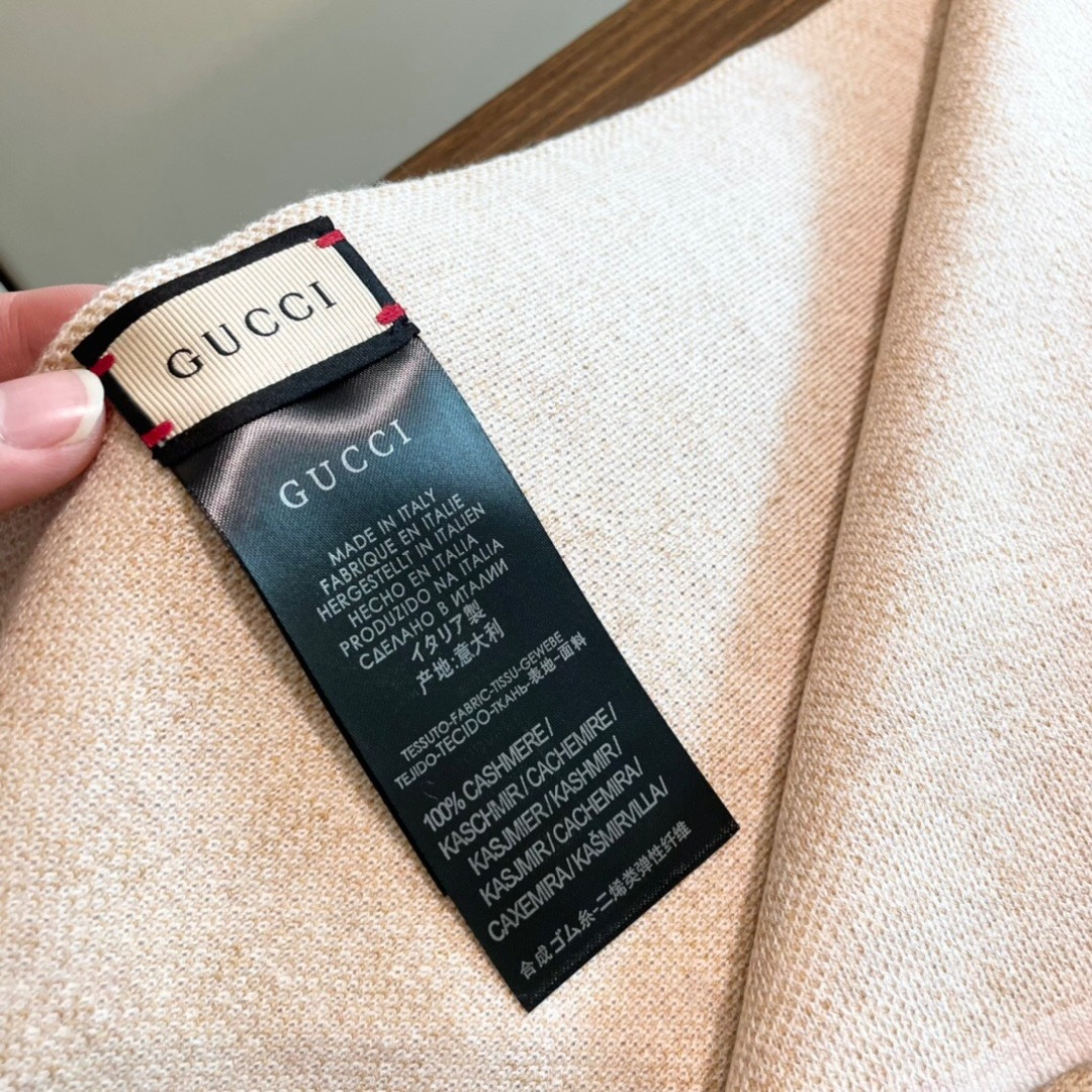 爆款到货古奇男女通用针织围巾👑柔和舒适的羊毛带来今季最温暖贴心呵护❤️最顶级的品质❤️羊绒线织出漂亮精致