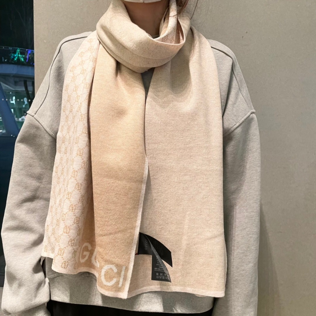 爆款到货古奇男女通用针织围巾👑柔和舒适的羊毛带来今季最温暖贴心呵护❤️最顶级的品质❤️羊绒线织出漂亮精致