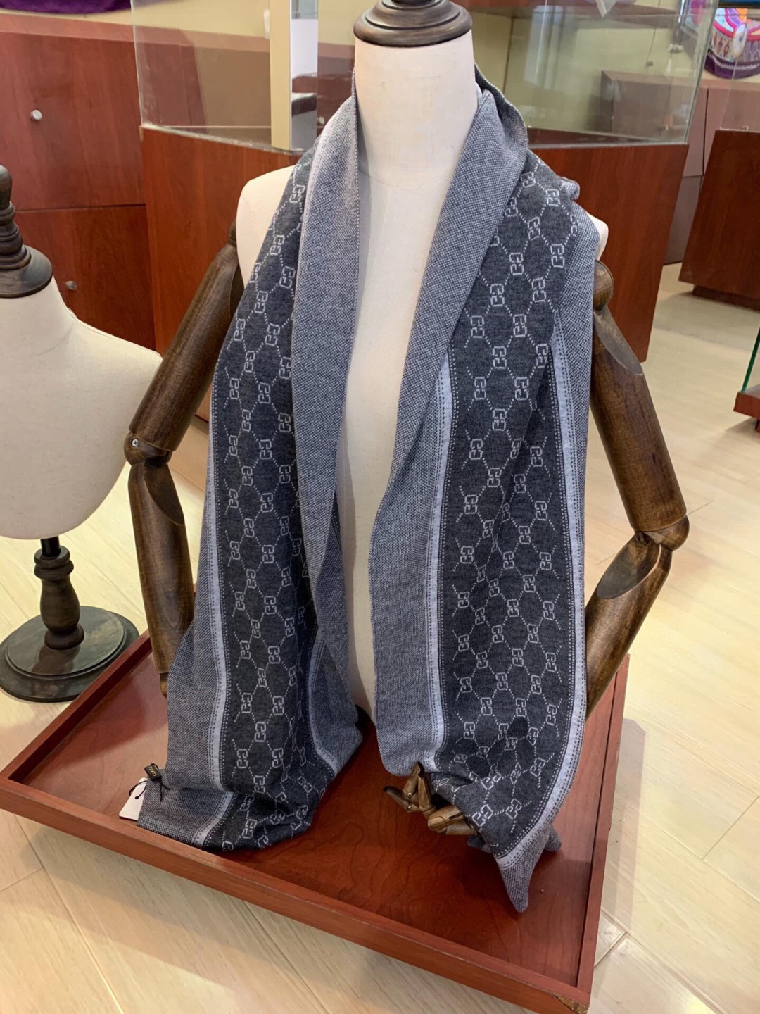 非常稳👍▪️我们的男款围巾且买且珍惜~~男款真的很少，一年也就出几款，都是出口订单所以比较难遇。男人的东