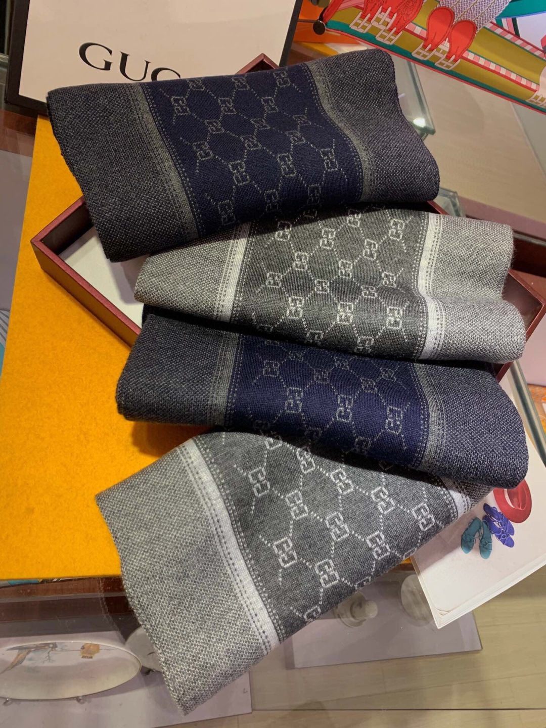 非常稳👍▪️我们的男款围巾且买且珍惜~~男款真的很少，一年也就出几款，都是出口订单所以比较难遇。男人的东