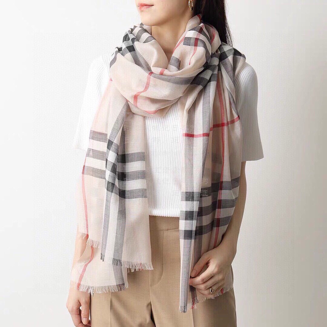 Bur新款复古格子，show款限量，一如既往的经典格子，流行了100年都没有过时，最经典的格子给你们福利