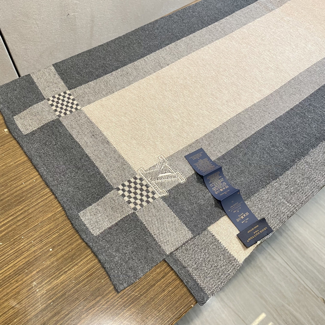 LV同步专柜，高端羊绒针织围巾！】可正式，可随意，这款织法比较难，又很费纱线，双面拼色！工艺难度非常大！