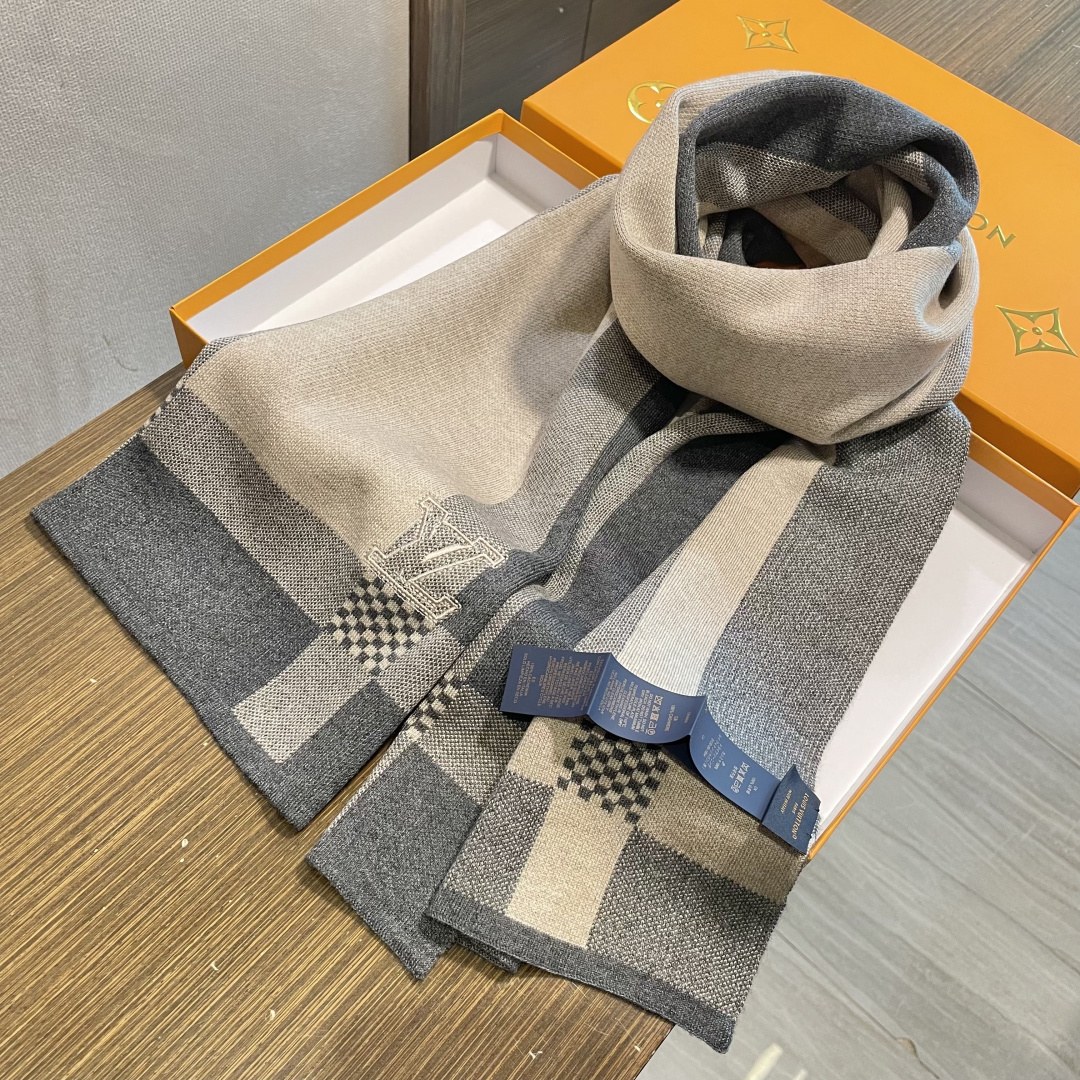 LV同步专柜，高端羊绒针织围巾！】可正式，可随意，这款织法比较难，又很费纱线，双面拼色！工艺难度非常大！