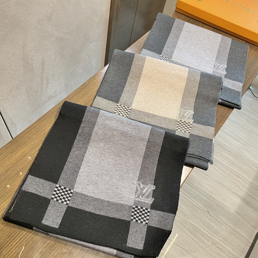 LV同步专柜，高端羊绒针织围巾！】可正式，可随意，这款织法比较难，又很费纱线，双面拼色！工艺难度非常大！