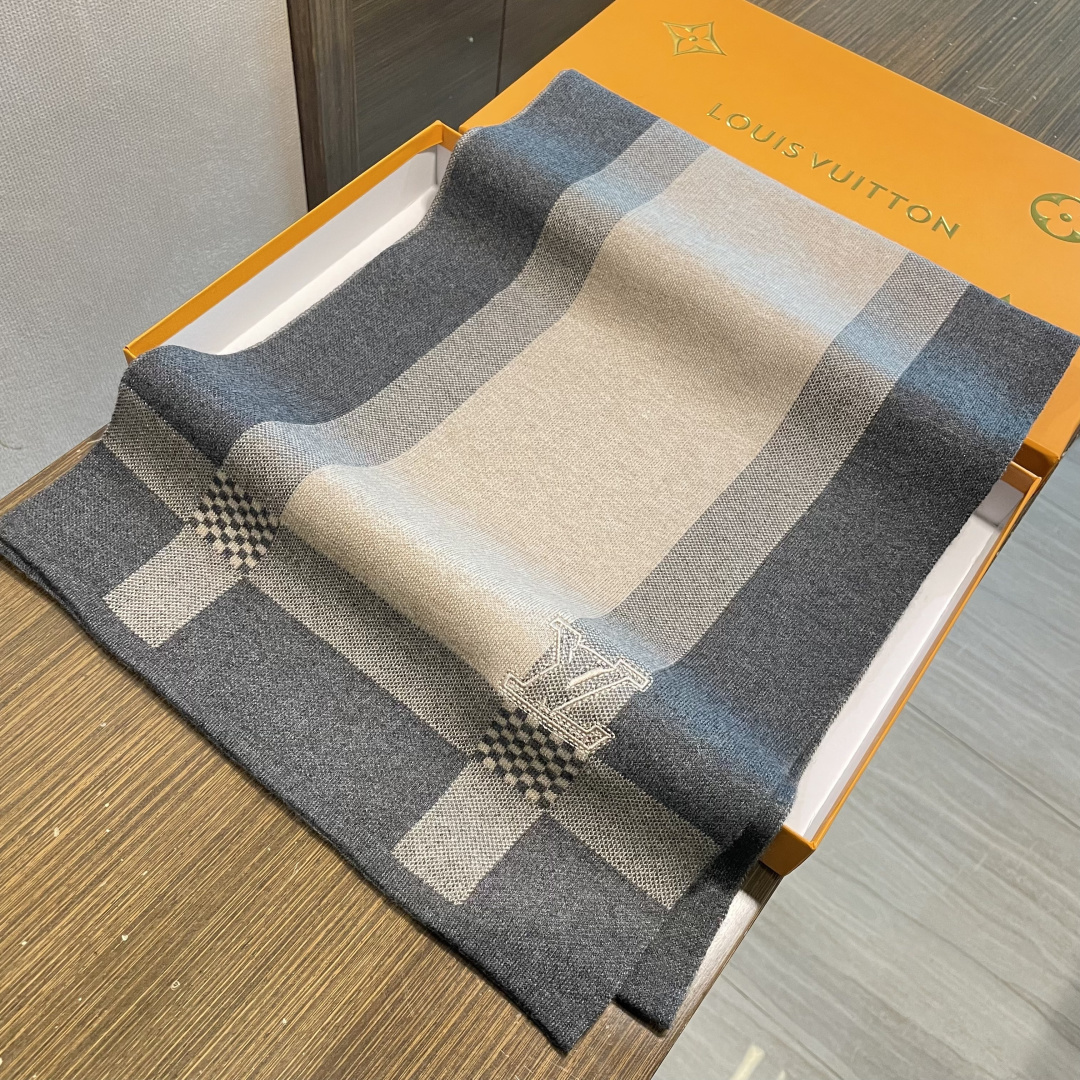LV同步专柜，高端羊绒针织围巾！】可正式，可随意，这款织法比较难，又很费纱线，双面拼色！工艺难度非常大！