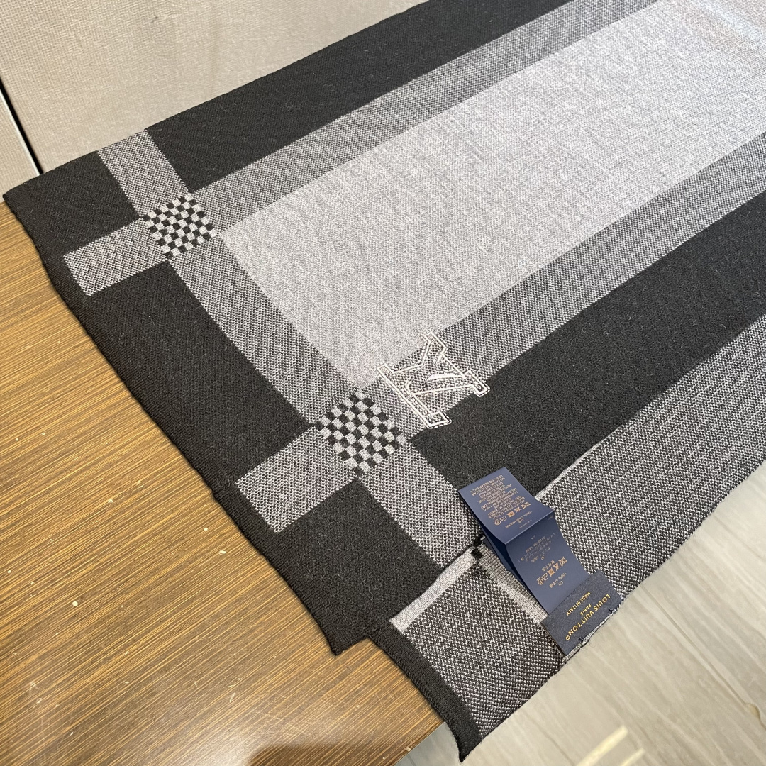 LV同步专柜，高端羊绒针织围巾！】可正式，可随意，这款织法比较难，又很费纱线，双面拼色！工艺难度非常大！